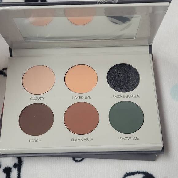NIB Coloured Raine Eyeshadow Palette - Smoke Show - Picture 2 of 6
